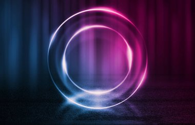 Boş arka plan sahnesi. Koyu sokak, ıslak kaldırımüzerinde mavi ve pembe neon ışık yansıması. Neon şekilleri. Karanlıkta ışık ışınları, duman. Soyut koyu arka plan.