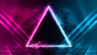 Boş arka plan sahnesi. Koyu sokak, ıslak kaldırımüzerinde mavi ve pembe neon ışık bir yansıması. Neon üçgeni ortada. Karanlıkta ışık ışınları, duman. Soyut koyu arka plan.