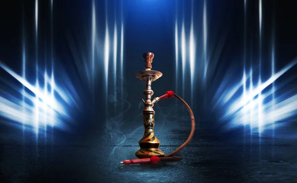 Hookah, fumo num fundo abstrato escuro. Fundo de cenas vazias com luzes de néon, o reflexo de luzes noturnas no pavimento molhado — Fotografia de Stock