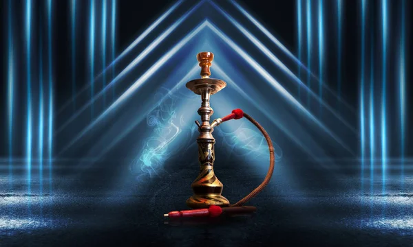 Hookah, dym na ciemnym abstrakcyjnym tle. Tło pustych scen z neonowymi światłami, odbicie świateł nocnych na mokrej nawierzchni — Zdjęcie stockowe