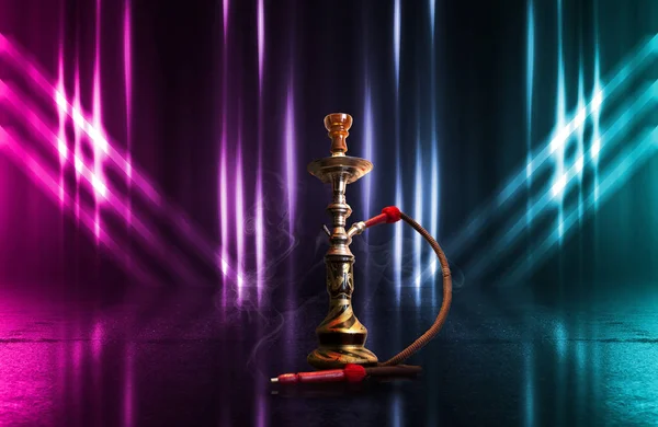 Hookah, fumo num fundo abstrato escuro. Fundo de cenas vazias com luzes de néon multicoloridas, reflexão de luzes noturnas no pavimento molhado — Fotografia de Stock