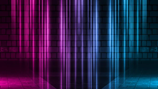Lege scène achtergrond. Bakstenen muur met veelkleurige neonlichten en rook. Neon vormen op een donkere achtergrond. Donkere abstracte achtergrond — Stockfoto