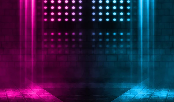 Leerer Szenenhintergrund. Ziegelwand mit bunten Neonlichtern und Rauch. Neon-Formen auf dunklem Hintergrund. dunkler abstrakter Hintergrund — Stockfoto