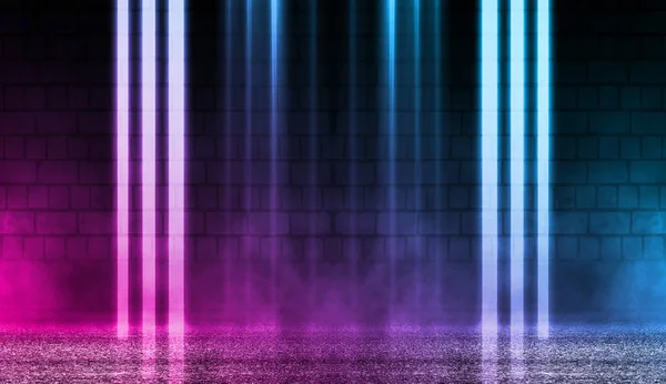 Leerer Szenenhintergrund. Ziegelwand mit bunten Neonlichtern und Rauch. Neon-Formen auf dunklem Hintergrund. dunkler abstrakter Hintergrund — Stockfoto