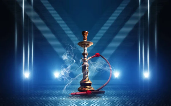 Hookah, dym na ciemnym abstrakcyjnym tle. Tło pustych scen z wielokolorowymi światłami neonowych, odbicie świateł nocnych na mokrej nawierzchni — Zdjęcie stockowe