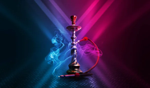 Hookah, humo sobre un fondo abstracto oscuro. Fondo de escenas vacías con luces de neón multicolores, reflejo de luces nocturnas sobre pavimento húmedo — Foto de Stock