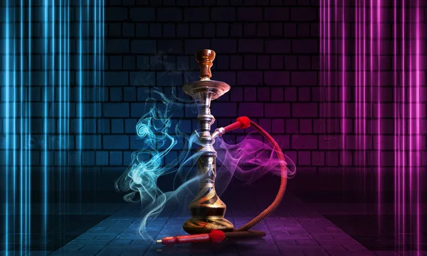 Hookah rök på en mörk abstrakt bakgrund. Bakgrund av tomma scener med mångfärgade neonljus, tegelvägg, reflektion av nattlampor på våt asfalt — Stockfoto