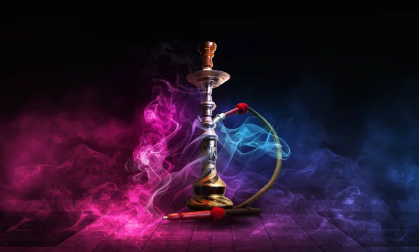 Hookah, humo sobre un fondo abstracto oscuro. Fondo de escenas vacías con luces de neón multicolores, reflejo de luces nocturnas sobre pavimento húmedo — Foto de Stock