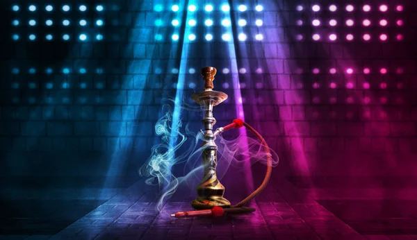 Hookah smoke on a dark abstract background. Background of empty scenes with multicolored neon lights, brick wall, reflection of night lights on wet asphalt — Stock Photo, Image