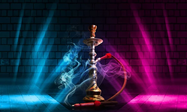 Humo de Hookah sobre un fondo abstracto oscuro. Fondo de escenas vacías con luces de neón multicolores, pared de ladrillo, reflejo de luces nocturnas sobre asfalto húmedo —  Fotos de Stock