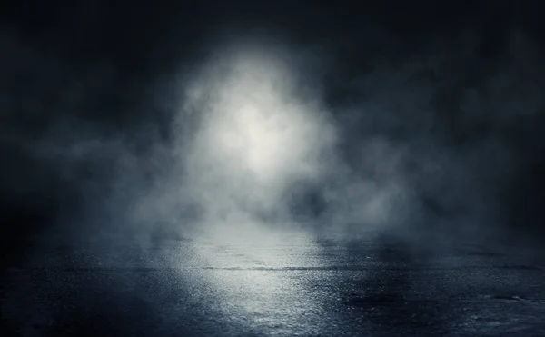 Boş arka plan sahnesi. Islı bir yüzeyde ayın yansıması. Karanlıkta mavi neon ışık ışınları. Caddenin, şehrin gece manzarası. Soyut koyu arka plan.