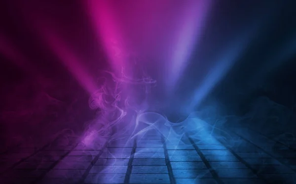 Scène de fond vide. Rue sombre, reflet de néon bleu et rose sur chaussée mouillée. Des formes fluo. Rayons de lumière dans le noir, fumée. Résumé fond sombre . — Photo