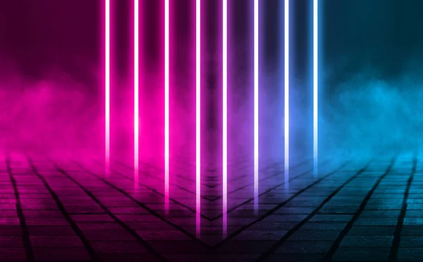 Empty background scene. Dark street, reflection of blue and pink neon light on wet pavement. Neon shapes. Rays of light in the dark, smoke. Abstract dark background. — Stock Photo, Image