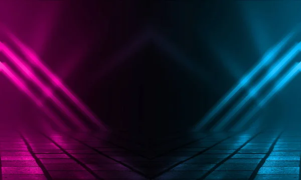 Leere Hintergrundszene. dunkle Straße, Reflexion von blauem und rosa Neonlicht auf nassem Pflaster. Neonformen. Lichtstrahlen im Dunkeln, Rauch. abstrakter dunkler Hintergrund. — Stockfoto