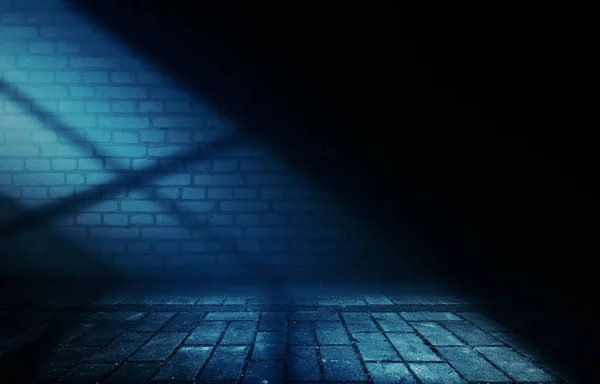 Tom scen bakgrund. Infallande ljus från ett fönster på en tom tegelvägg. Mörk abstrakt bakgrund — Stockfoto