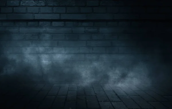 Bakgrund av Tom Dark Street. Gammal tegelvägg, betonggolv. En strålkastare på natten lyser upp en tom gammal mur. Rök, dimma — Stockfoto