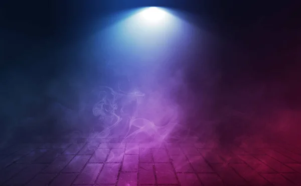 Boş arka plan sahnesi. Islı asfalt üzerinde caddenin karanlık yansıması. Karanlıkta neon ışık ışınları, duman bulutları, sis. Sokağın gece manzarası. Soyut koyu arka plan.