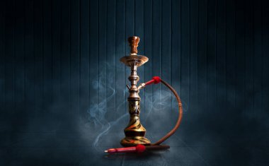 Nargile, karanlık soyut bir arka planda duman. Neon ışıkları ile boş sahnelerin arka plan, ıslak kaldırım üzerinde gece ışıkları yansıması