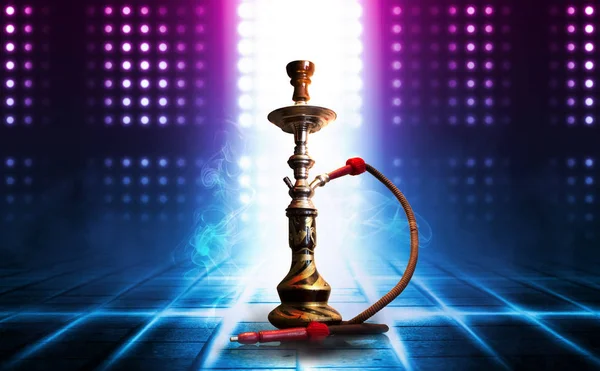 Hookah, humo sobre un fondo abstracto oscuro. Fondo de escenas vacías con luces de neón multicolores, reflejo de luces nocturnas sobre pavimento húmedo — Foto de Stock