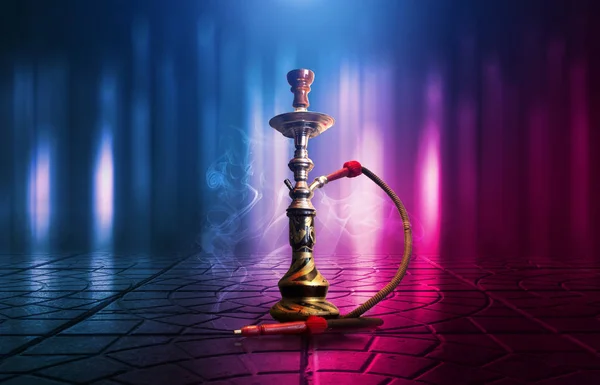 Hookah, humo sobre un fondo abstracto oscuro. Fondo de escenas vacías con luces de neón multicolores, reflejo de luces nocturnas sobre pavimento húmedo — Foto de Stock