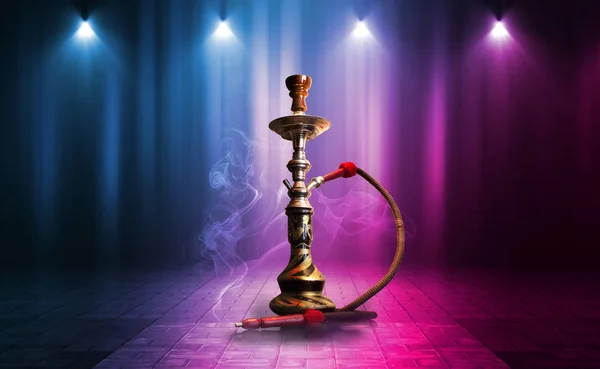 Hookah, humo sobre un fondo abstracto oscuro. Fondo de escenas vacías con luces de neón multicolores, reflejo de luces nocturnas sobre pavimento húmedo — Foto de Stock