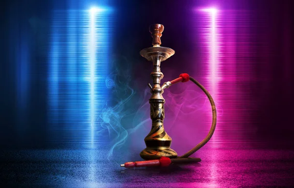 Hookah, humo sobre un fondo abstracto oscuro. Fondo de escenas vacías con luces de neón multicolores, reflejo de luces nocturnas sobre pavimento húmedo — Foto de Stock