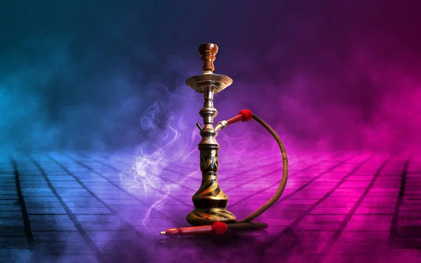 Hookah, smoke on a dark abstract background. Background of empty scenes with multicolored neon lights, reflection of night lights on wet pavement — Stock Photo, Image