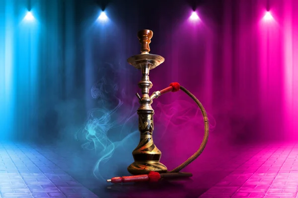 Hookah, humo sobre un fondo abstracto oscuro. Fondo de escenas vacías con luces de neón multicolores, reflejo de luces nocturnas sobre pavimento húmedo — Foto de Stock