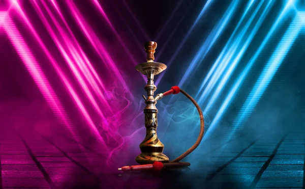 Hookah, humo sobre un fondo abstracto oscuro. Fondo de escenas vacías con luces de neón multicolores, reflejo de luces nocturnas sobre pavimento húmedo — Foto de Stock