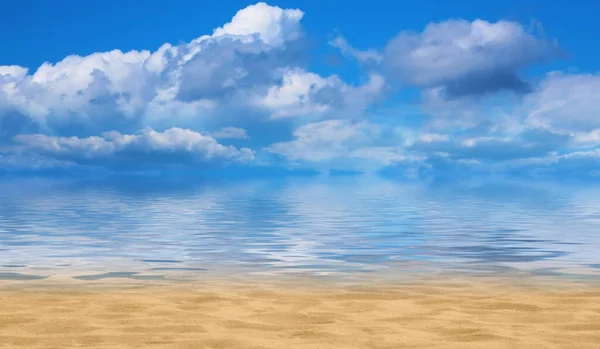 Paesaggio Marino Estivo Mare Cielo Blu Con Soffici Nuvole Luminosa — Foto Stock