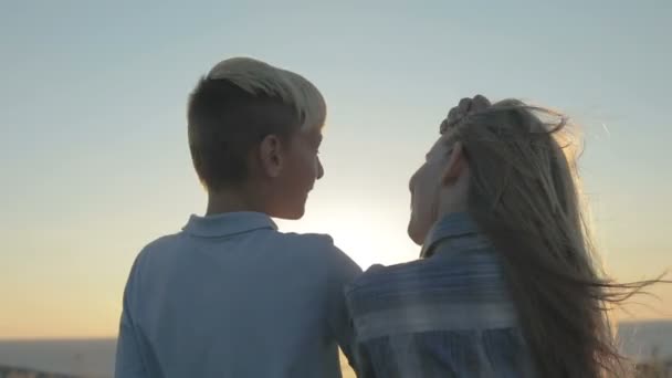 Jongen Het Meisje Zijn Begonnen Met Een Vlieger Lucht Kijken — Stockvideo