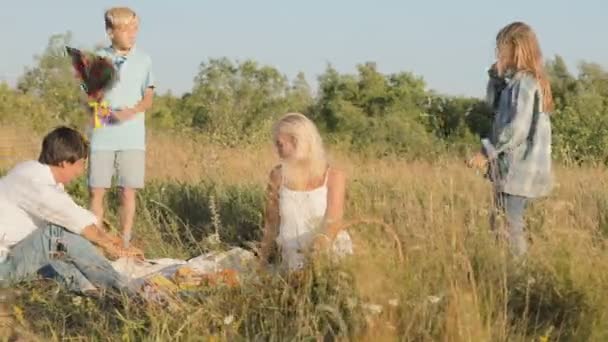 Ragazzo Una Ragazza Fuggono Correndo Aquilone Nel Cielo Genitori Guardando — Video Stock