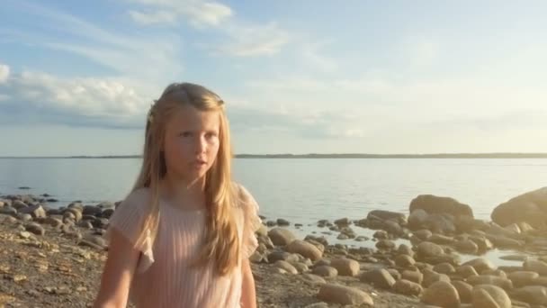 実行少女と海岸の横に見て スローモーション — ストック動画