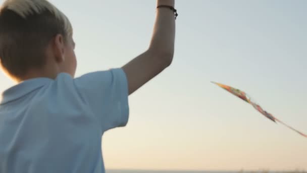 Boy Launch Kite Strong Wind Background Kite Flies Sky Sunset — Stock Video