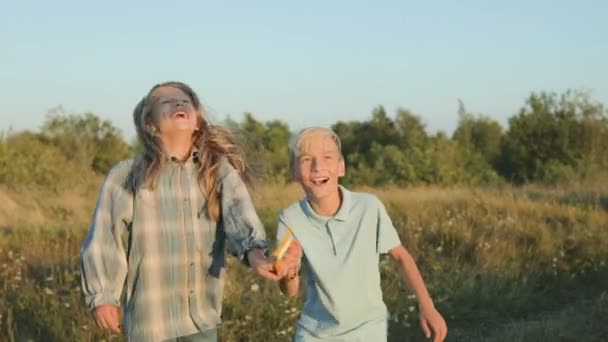 Мальчик Девочка Запустили Воздушного Змея Небо Наблюдают Радостным — стоковое видео