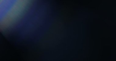 Bir cam yansıması sızıntı / kristal, Defocused rengarenk bir siyah arka plan üzerinde parlayan. Bokeh hareketli ışık soyut