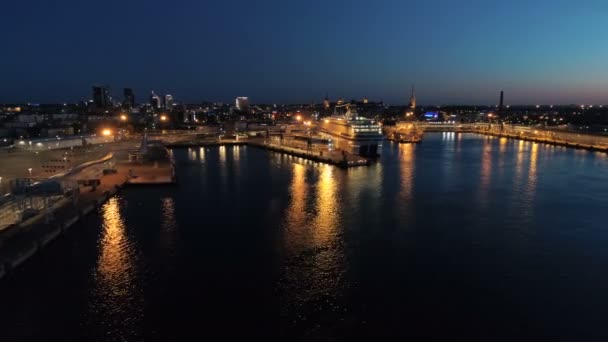 空中拍摄的场景与船舶站在港口的夜晚 — 图库视频影像