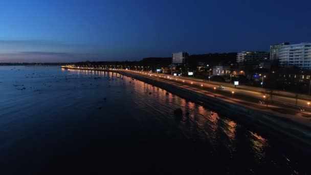 夜に海岸道路で車を運転シーンの空中ショット — ストック動画