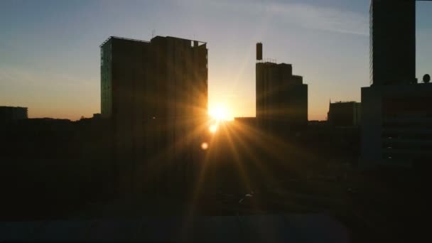 夕日を市の近代建築とのシーンの空中ショット — ストック動画
