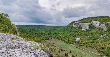 Mağara Eski Şehir-Kermen bulutlu havalarda Vadisi görünümünü. Yolun Vadisi ormanda kaybolur.