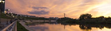 Güzel bir gün batımı gökyüzü. Tyumen setin gün batımında. Tyumen nehirde tura.