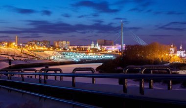 Tyumen setin kışın güneş battıktan sonra. Gece şehir ışıkları