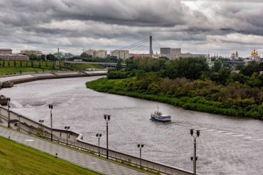 Tyumen setin. Nehirde Tur yelkenli gemi. Bulutlu hava.