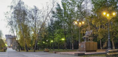 Tyumen sonbahar şafak Tekutevskij Bulvarı. A. ı. Tekutyev Anıtı. Sokak ışıkları parlayan