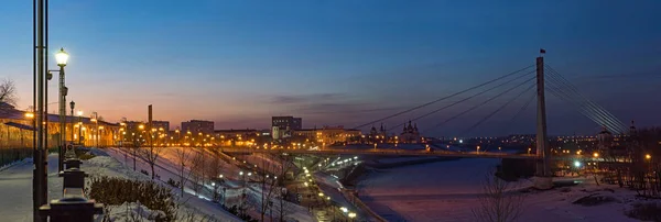 Kışın Güneş Battıktan Sonra Nehrin Yaya Köprüsü Uzaktan Gece Şehrin — Stok fotoğraf