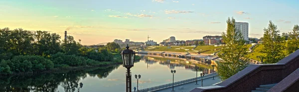 Panorama Tyumen Embankment Dawn Rays Rising Sun Illuminate Embankment Lawns — Stock Photo, Image