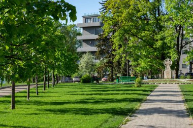 Çiçekli bitkiler ve ağaçlar ile güneşli yaz gününde küçük bir Park. Çapraz Nijniy Novgorod içinde ibadet.