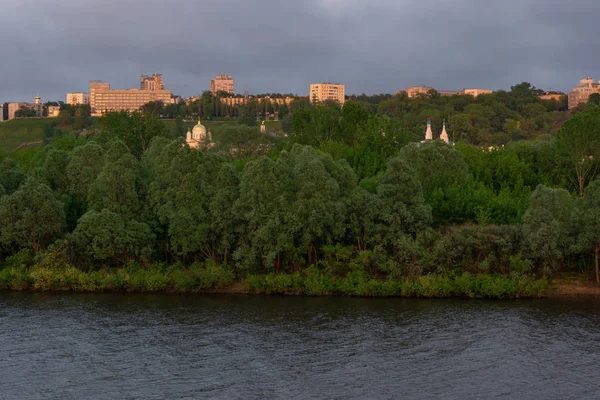 Город Реки Две Церкви Берегу Захоронены Зелени — стоковое фото