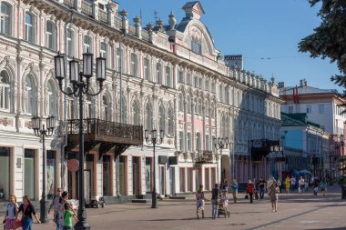 Nijniy Novgorod yaya caddesi üzerinde beyaz ve pembe renklerde Bina barok. İnsanlar yürümek.