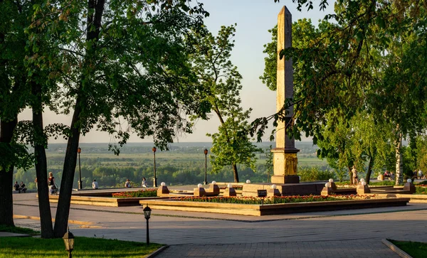 Obelisken Minin Och Pozharsky Vid Solnedgången Sommaren Människor Promenad Koppla — Stockfoto